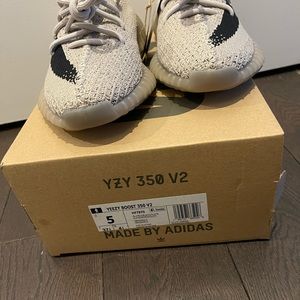 Yeezy 350 slate size 5 men and size 6 women.